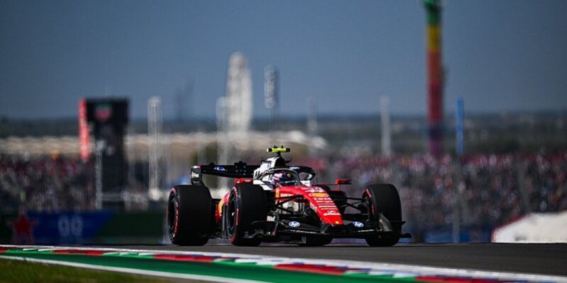 Hamilton přebírá rudou štafetu od Leclerca