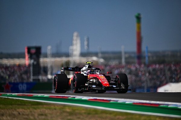 Hamilton přebírá rudou štafetu od Leclerca