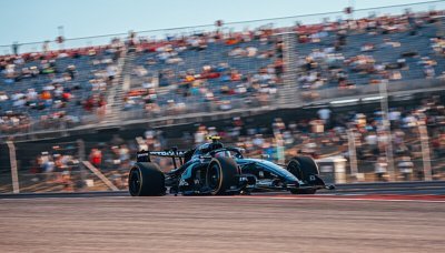 Antonelli se přiblížil k titulu, Ferrari selhalo