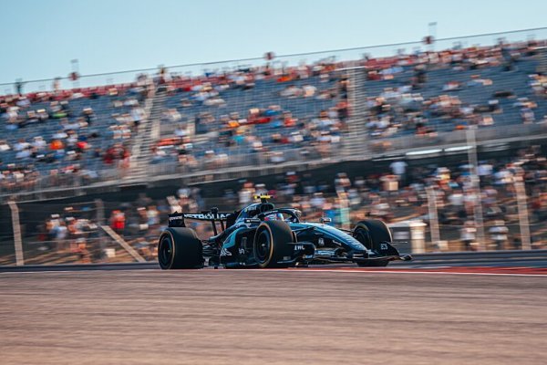 Antonelli se přiblížil k titulu, Ferrari selhalo