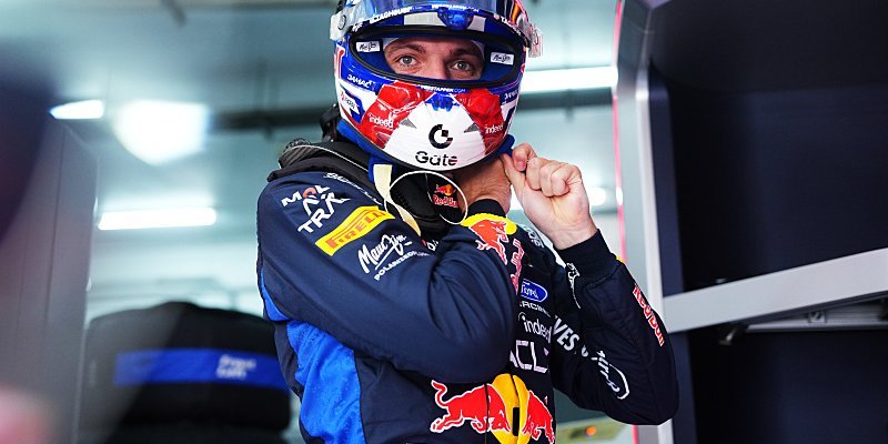 Verstappen dává Russellovi tři desetiny