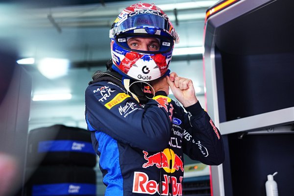 Verstappen dává Russellovi tři desetiny