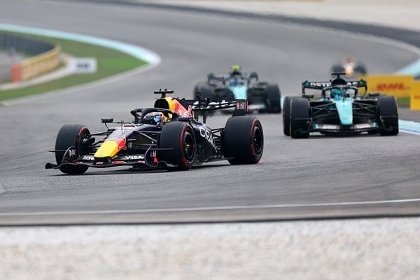 Verstappen ukončuje v chaosu vítězný půst
