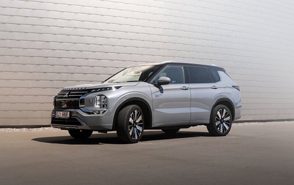 Mitsubishi Outlander slaví 25 let
