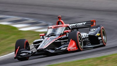 Palou nejrychlejší, McLaughlin tvrdě boural