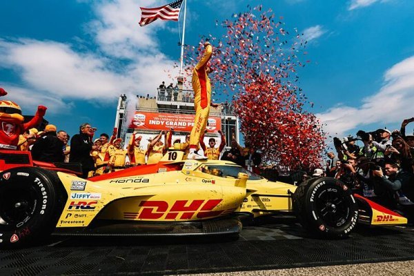 McLaren šanci zahodil v boxech, triumfuje Palou