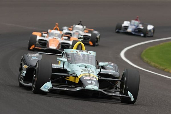První letošní nehoda v Indy. Rossi skončil v nemocnici