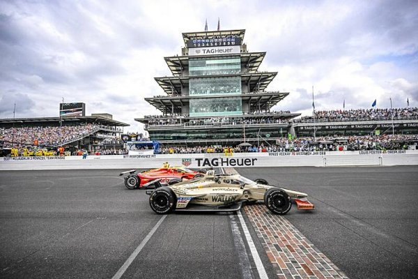 Rosenqvist vyhrál Indy500 s nejtěsnějším finišem v historii