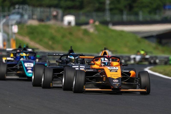 Dcera legendy F1 se představí v Mostě