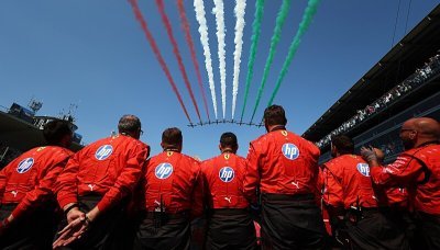 Ferrari uvažuje o týmové režii