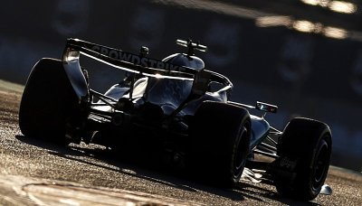 Mercedes závodil s McLarenem