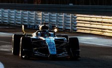 FW48 se konečně dostal na trať