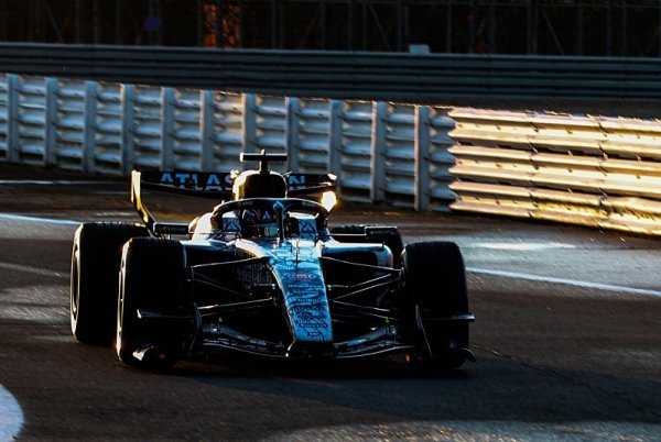 FW48 se konečně dostal na trať