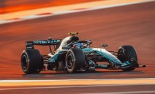 Dva jezdci Mercedesu v čele