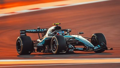 Dva jezdci Mercedesu v čele