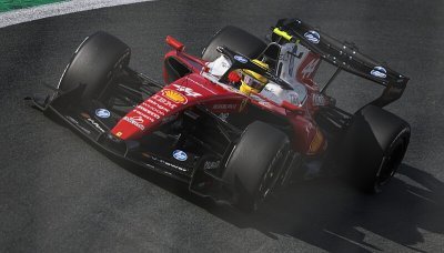 Hamilton závidí Mercedesu