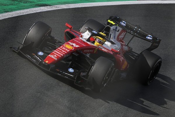 Hamilton závidí Mercedesu