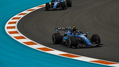 Sainz a Albon podepsali