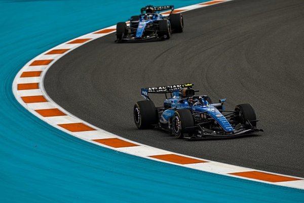 Sainz a Albon podepsali