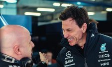 Mercedes získává čas v zatáčkách