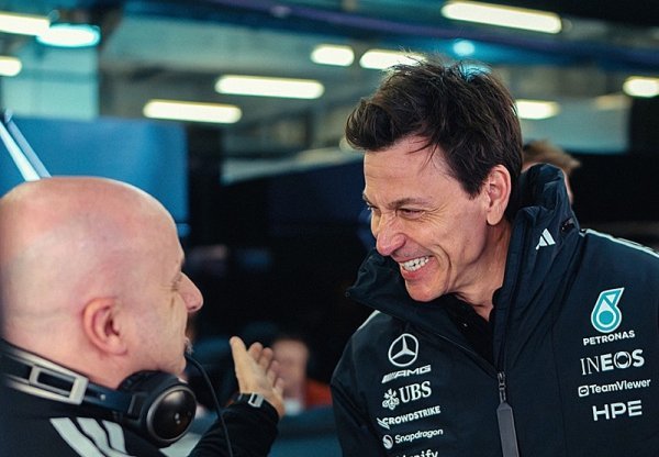 Mercedes získává čas v zatáčkách